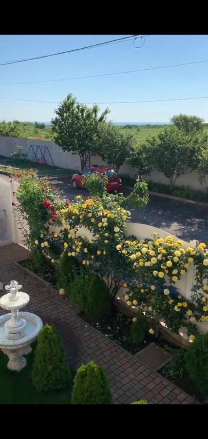 Guest House Santin Chornomorsk Buitenkant foto